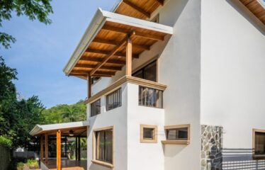 Casa Nilu – Casa con piscina privada y negocio de Airbnb activo en Playa Hermosa